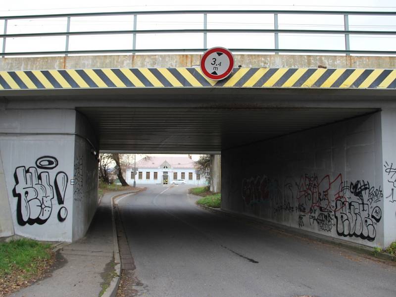 Podjezd a autobusová zastávka v Lýskách