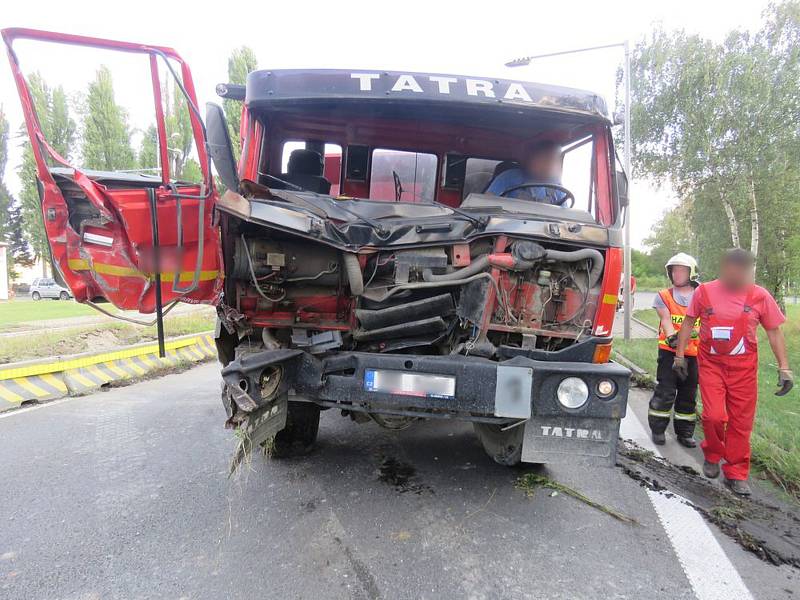 K vážné dopravní nehodě došlo v úterý odpoledne na silnici I/55 u Lověšic. Srazila se zde dvě nákladní auta.