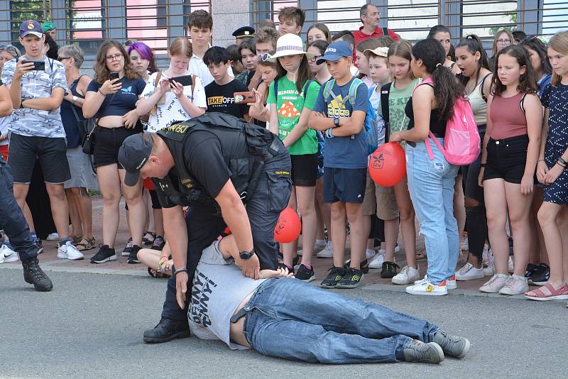 Řadu zajímavých ukázek zásahů policie, hasičů a armády mohli zhlédnout návštěvníci tradiční akce Občan a bezpečnost u budovy policie poblíž přerovského výstaviště. 24. června 2022