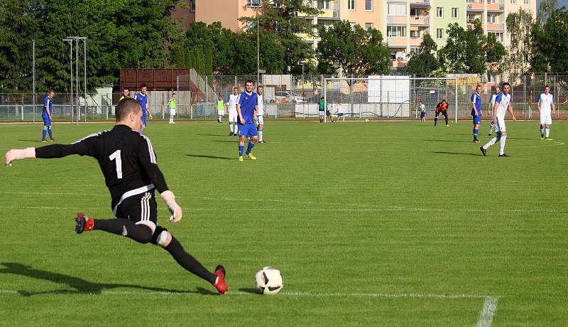 Fotbalisté Přerova v domácím utkání s TJ Sokol Ústí (v modrém)