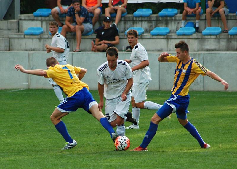 Fotbalisté Kozlovic (v pruhovaném) proti SK Hranice (2:1)