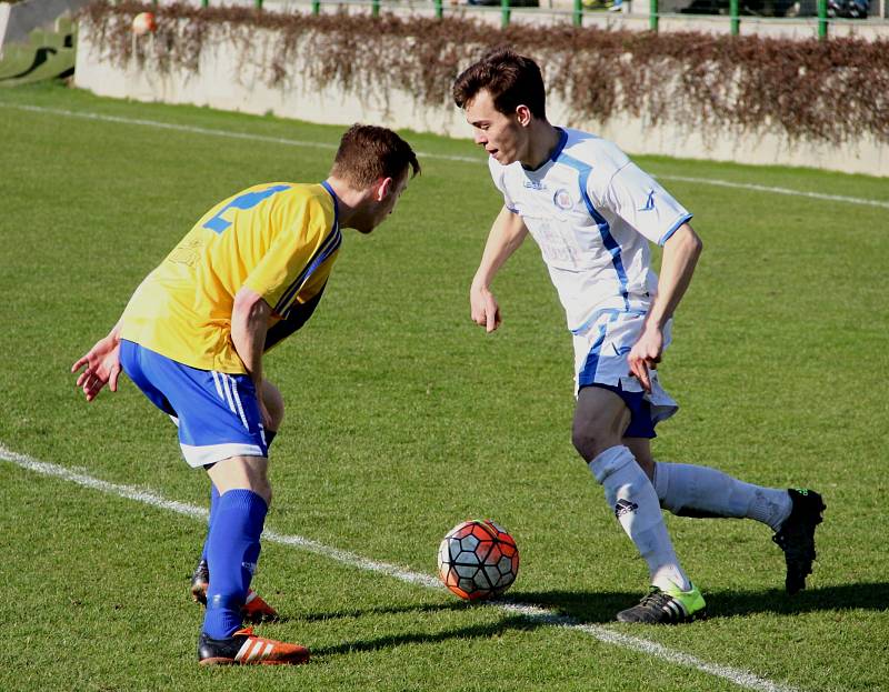 Fotbalisté Přerova (v bílém) v derby proti Kozlovicím.