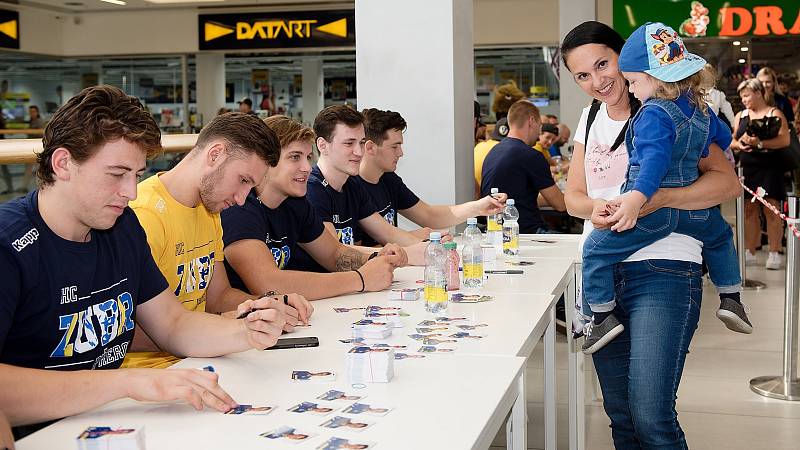 Hokejisté HC Zubr Přerov při autogramiádě v OC Galerie Přerov