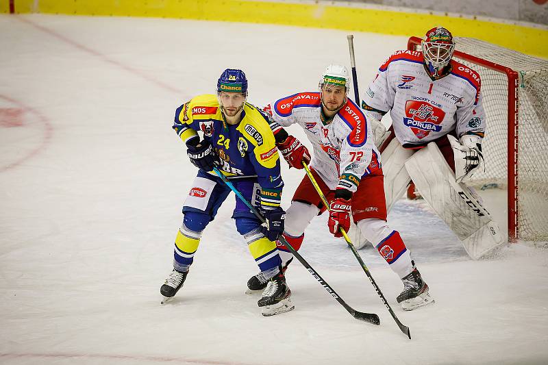 Hokejisté Přerova (v modrém) ve čtvttfinále play-off proti Porubě.