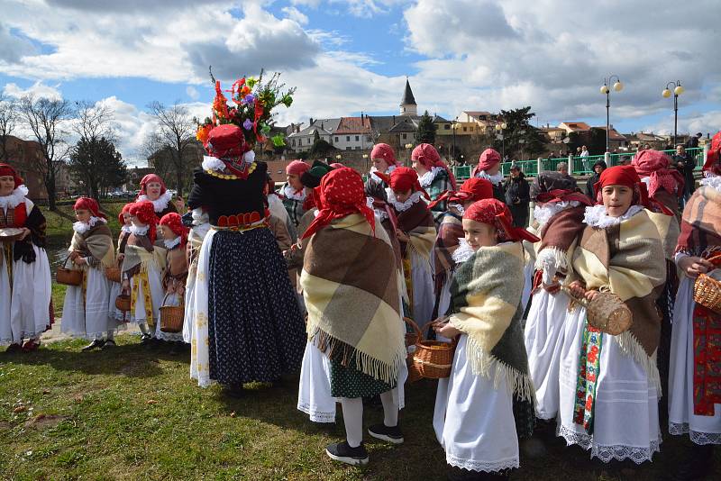 Vhozením smrtky do řeky Bečvy se děti z Folklorního souboru Trávníček rozloučily se zimou. Tradiční vynášení smrtky přilákalo v neděli dopoledne do centra Přerova davy lidí.