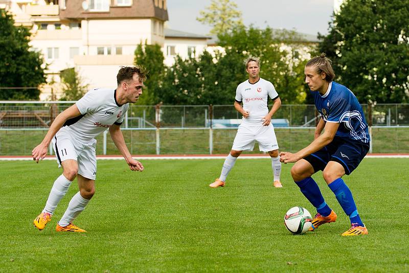 Fotbalisté 1. FC Viktorie Přerov (v modrém) proti Medlovu (2:1)