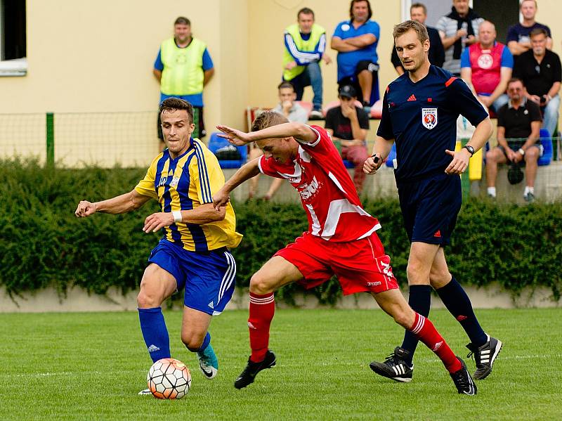 Fotbalisté Kozlovic (v pruhovaném) proti Vsetínu