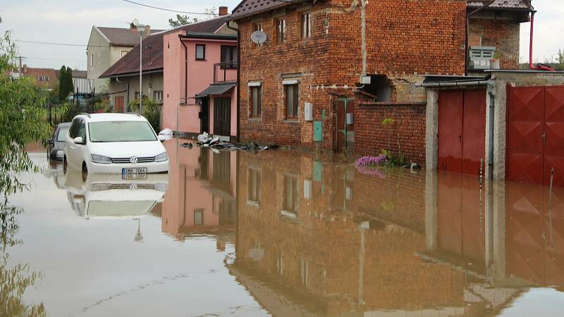 Voda z Olešnice zaplavila v noci na čtvrtek 15. října 2020 několik ulic v Brodku u Přerova. Pod vodou se ocitlo asi dvacet domů a hasiči odčerpávali laguny, které se zde vytvořily.