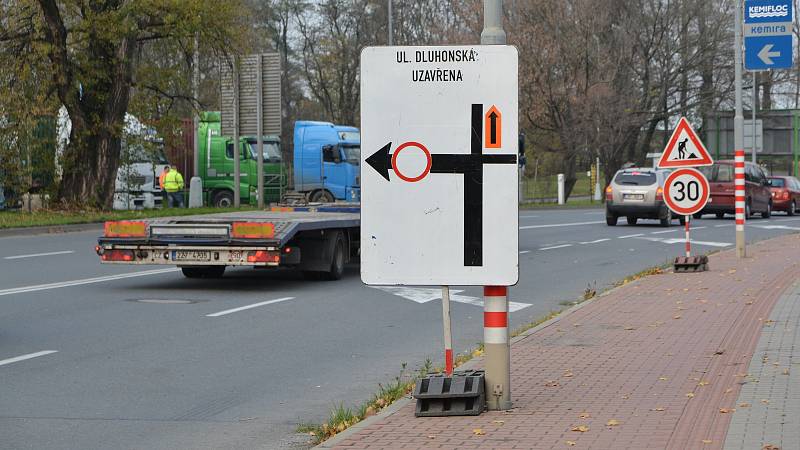 V Přerově se v pondělí zavřely Dluhonské mosty nad železniční tratí, které čeká zbourání a stavba nového přemostění. Doprava v této části města zhoustla.