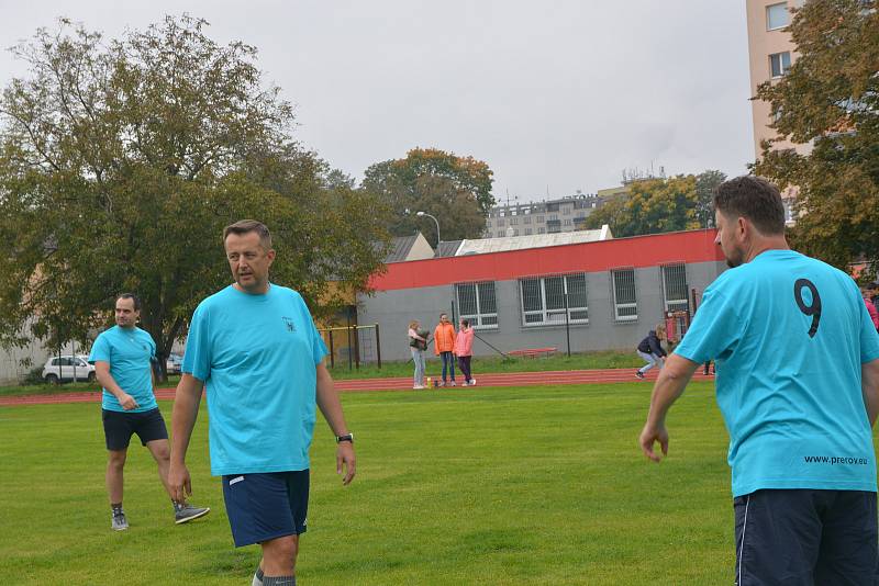 Nové sportoviště na Základní škole Za mlýnem pokřtili v pátek společným zápasem přerovští radní a fotbalové legendy.