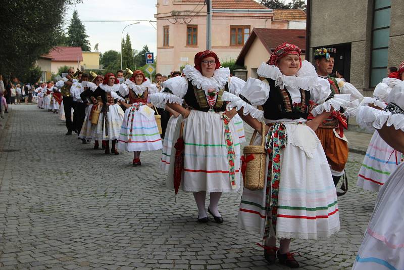 Velkolepý průvod krojovaných Hanáků městem a Ječmínkova jízda králů - takový byl vrchol Kojetínských hodů, které trvaly tři dny. Průvod si nenechaly ujít stovky místních lidí.