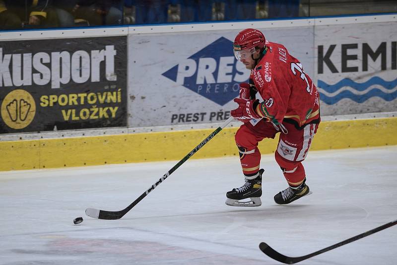 Hokejové derby mezi HC Zubr Přerov a LHK Jestřábi Prostějov 30. listopadu 2022 v Přerově. Roman Vlach