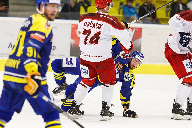 Hokejisté HC Zubr Přerov (v modrém) proti Frýdku-Místku (1:3).