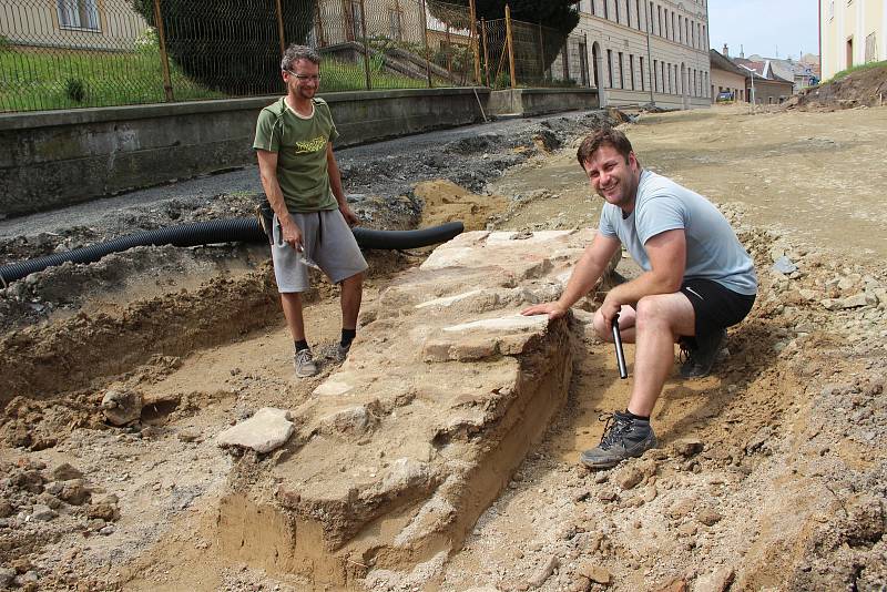 Přerovským archeologům se podařilo zachytit v Tovačově doklady nejstaršího osídlení města - kromě dvou zahloubených pravěkých jam našli také artefakty z období středověku a novověku.