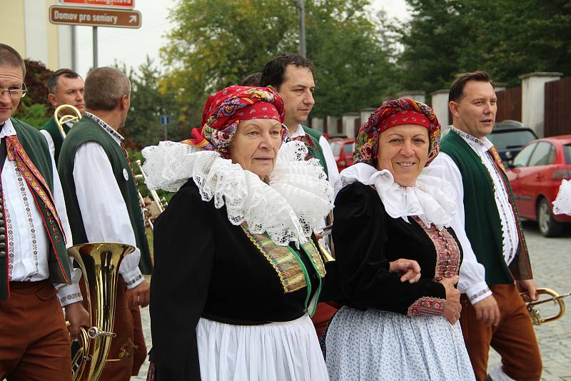 Město Tovačov oslavilo 700 let od svého založení velkolepým krojovaným defilé sedmi stovek Hanáků, kteří prošli v průvodu městem. Součástí Svatováclavských hodů byla i slavnostní bohoslužba ve zdejším kostele.