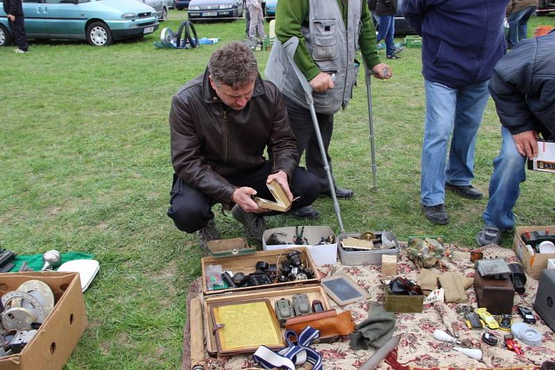 Tisíce fanoušků motorismu zamířily v sobotu ráno na Auto-moto-veteran burzu do Drahotuš u Hranic. 