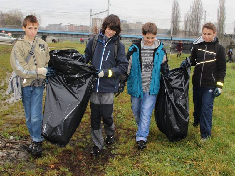 o úklidu okolí řeky Bečvy v Přerově se pustili ve čtvrtek ráno studenti Církevního gymnázia Německého řádu v Olomouci.