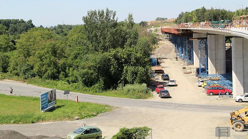 Stavba dálniční estakády v Předmostí. Léto 2020