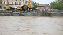 Hladina řeky Bečvy v Přerově v pondělí kolem šesté hodiny večer pokořila magickou hranici šesti metrů. Místní potok Strhanec se rozlil u sportovně-zábavního centra Černá Hora.