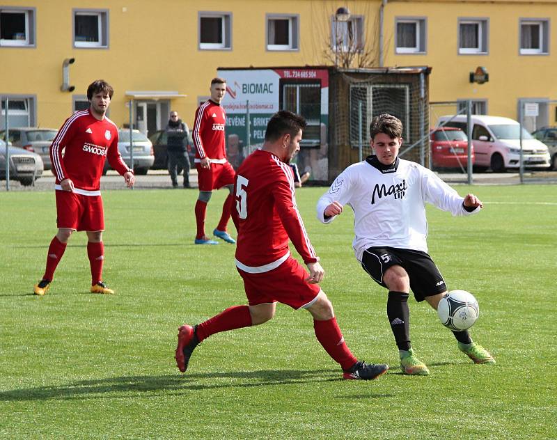 Fotbalisté Kozlovic (v bílém) v generálce na divizní jaro přehráli Ústí 3:0. Lukáš Petržela