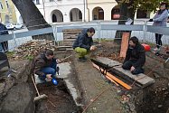 Velké překvapení čekalo badatele, kteří odkryli v pátek dopoledne část betonového záklopu studny na Horním náměstí v Přerově. V hloubce čtrnácti metrů se totiž nacházela voda. Původní studna byla vybudována na přelomu 15. a 16. století.