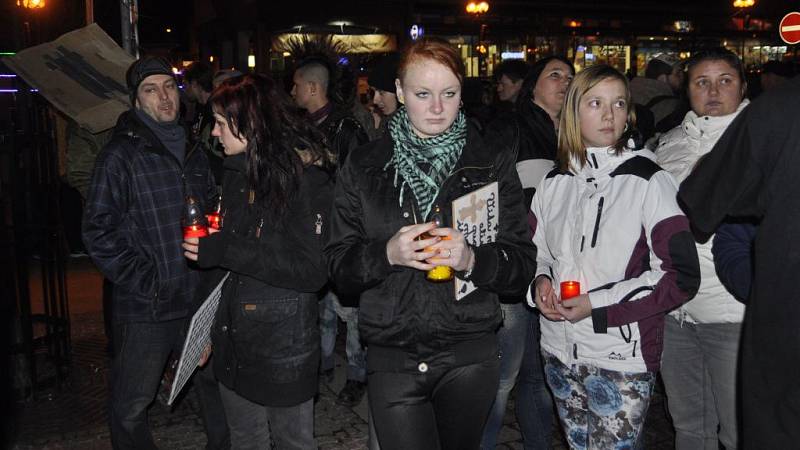 Protestního pochodu, který uspořádali ve středu vpodvečer v Přerově přátelé a známí zemřelého mladíka, se zúčastnilo na sto padesát lidí. Na situaci dohlížely pořádkové jednotky policie a napjatou atmosféru se snažil zklidnit také antikonfliktní tým.