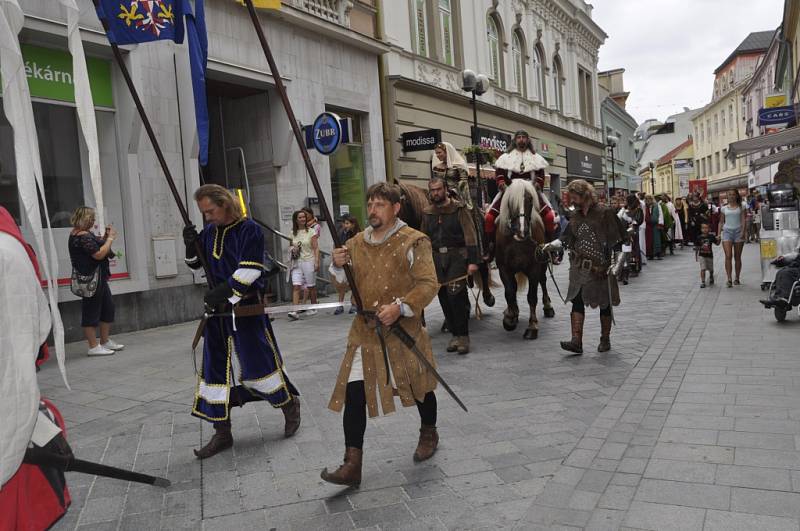 Historický průvod centrem Přerova, ale také řemeslný jarmark a celá řada zajímavých vystoupení na Horním náměstí - takový byl program Svatovavřineckých hodů během neděle.