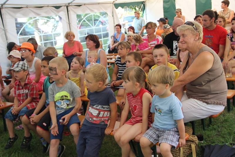 Desítky stánků, kolotoče, ale také ukázky řemesel a pestrý program studia Bez kliky nabídla letošní Anenská pouť v Drahotuších u Hranic. Na akci jen v sobotu zamířily tisíce lidí.