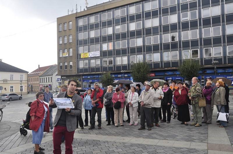 S obrovským zájmem široké veřejnosti se setkala nedělní procházka po stopách přerovské architektury. Zúčastnilo se jí kolem sto dvaceti lidí.