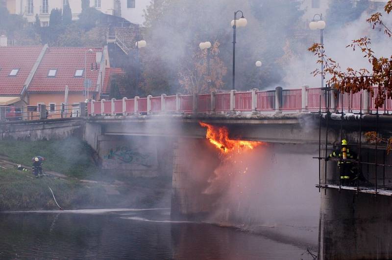 Hasiči zasahují u požáru lávky U Loděnice v Přerově. 18. října 2013 