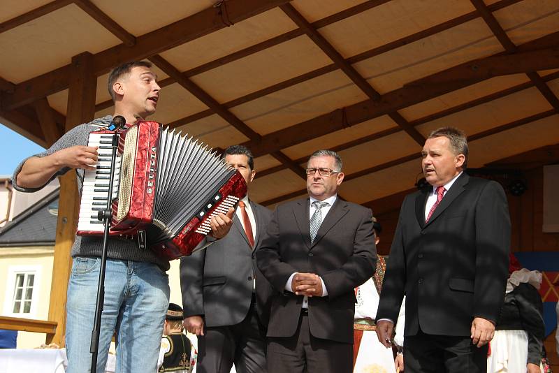 Velkolepý průvod krojovaných Hanáků městem a Ječmínkova jízda králů - takový byl vrchol Kojetínských hodů, které trvaly tři dny. Průvod si nenechaly ujít stovky místních lidí.