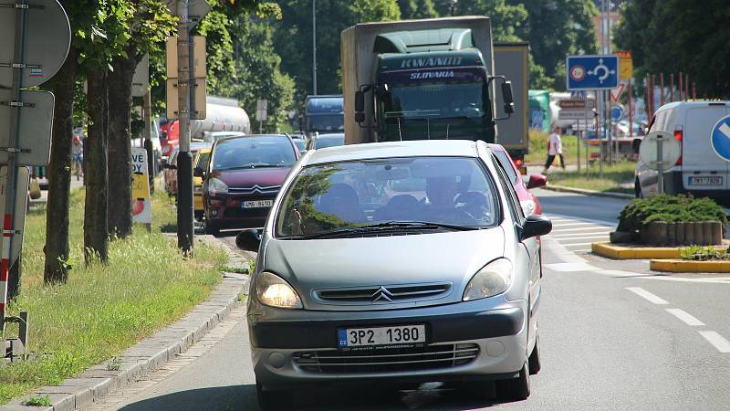 V Přerově kvůli zavřené D35 u Olomouce zkolabovala doprava, pondělí 21. června dopoledne. Kolony stály na všech příjezdových cestách do města, zácpy se tvořily i na rondelech v centru Přerova