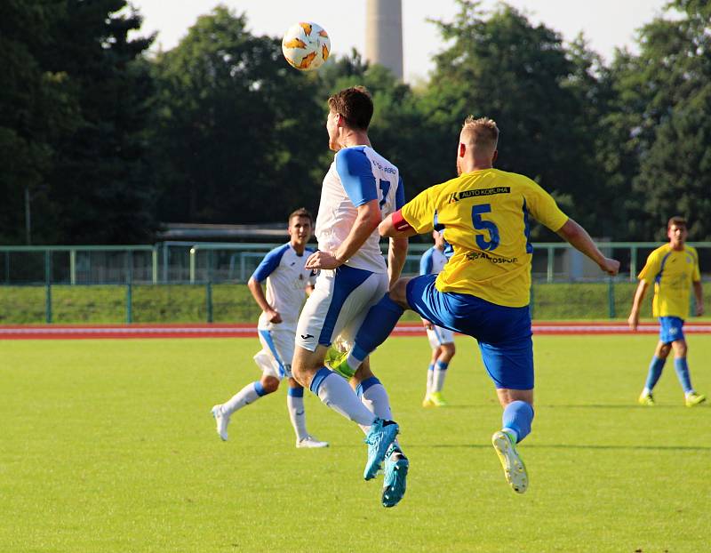 Úvodní kolo divize E nabídlo derby v Přerově mezi domácí Viktorkou (v bílém) a Kozlovicemi.