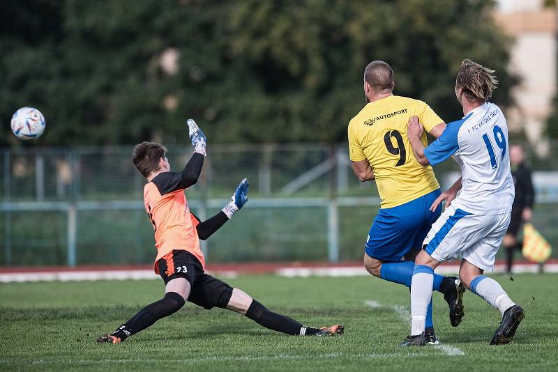 Městské derby mezi 1. FC Viktorie Přerov (v bílém) a FK Kozlovice (1:5). Petr Nekuda vyrovnává na 1:1