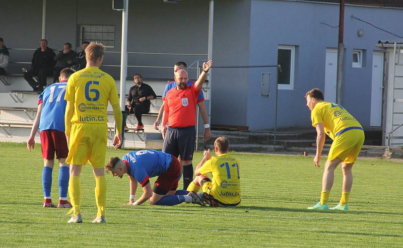 Fotbalisté Želatovic (v modrém) doma porazili Lutín 4:1.