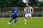 Fotbalisté Přerova (v modrém) v derby proti FC Želatovice (1:0).