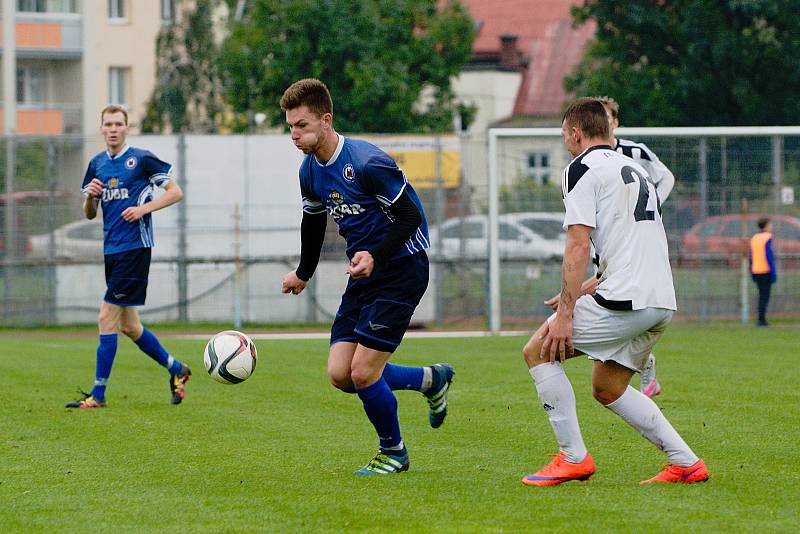 Fotbalisté Přerova (v modrém) v derby proti FC Želatovice (1:0).