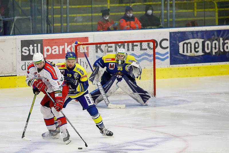 Hokejisté Přerova (v modrém) ve čtvttfinále play-off proti Porubě.