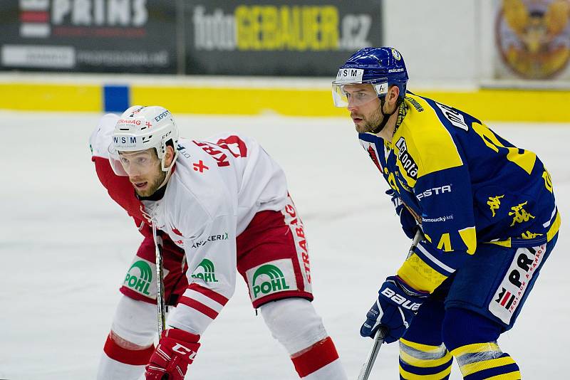 Hokejisté HC Zubr Přerov (v modrém) ve 4. čtvrtfinále play-off WSM ligy proti Slavii Praha.