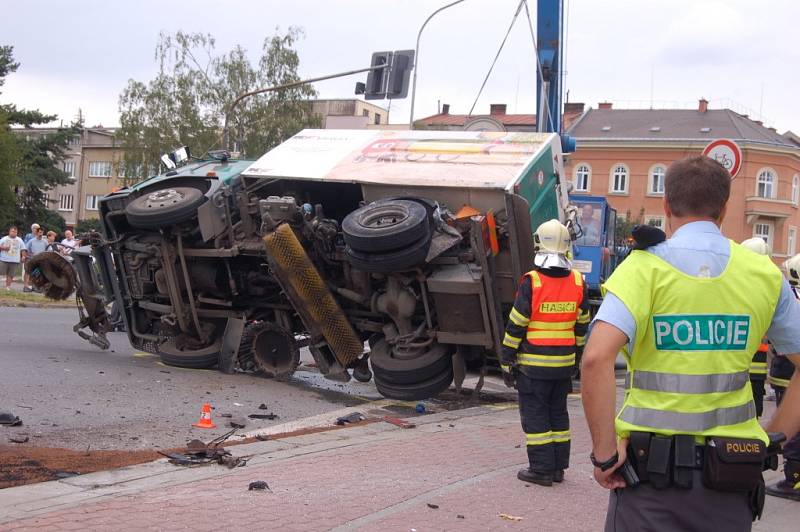 Nehoda peugeotu a vozidla technických služeb v centru Přerova