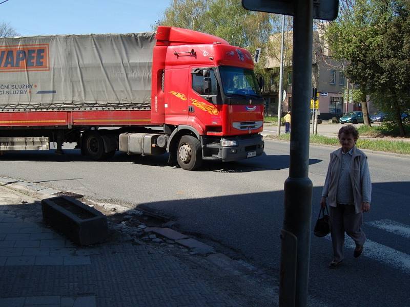 Zničené obrubníky a vozovka na rohu Husovy a Kojetínské ulice – to je výsledek dlouhodobě neřešené dopravní situace v této části Přerova