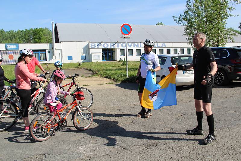 V Přerově se v sobotu opřeli do pedálů účastníci tradičního zahájení cyklostezky Bečva. Letos byl start u sportovní haly u tenisových kurtů.