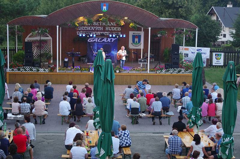 Setkání dechových hudeb v Dřevohosticích zahájil koncert zajímavého hosta - zpěvačky Petry Černocké.