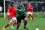 Fotbalisté Brodku u Přerova (v červeném) v přípravném utkání porazili SK Chválkovice 2:0.