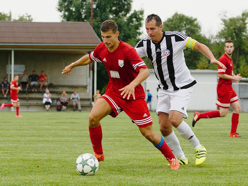 Fotbalisté Želatovic (v pruhovaném) proti Kralicím na Hané