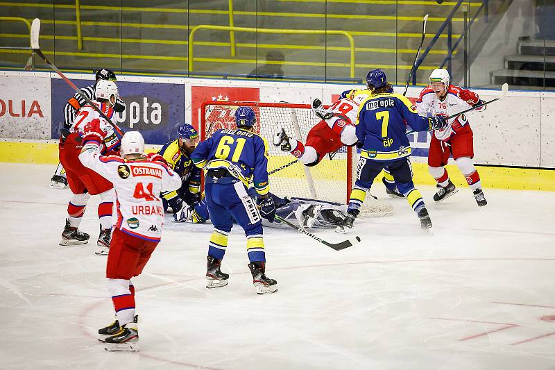 Hokejisté Přerova (v modrém) ve čtvttfinále play-off proti Porubě.