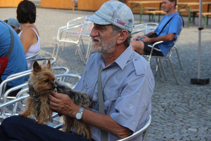 Pohodová atmosféra vládla o víkendu na Svatojakubských hodech v Lipníku. V sobotu odpoledne se dobrou náladu na náměstí postarala skupina Berušky z Jablonce nad Nisou.