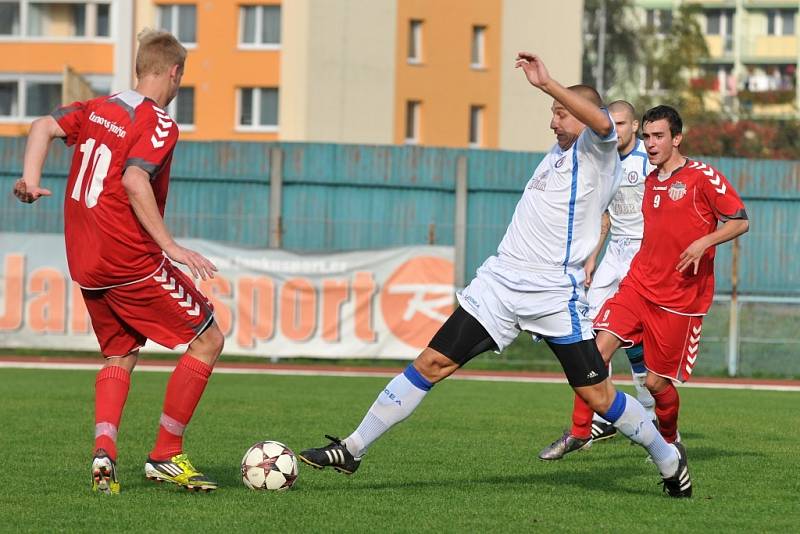 Fotbalisté Přerova (v bílém) proti Brumovu