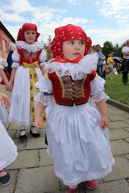 Na tradičních Záhorských slavnostech, které se konaly v sobotu odpoledne v areálu Střediska volného času v Lipníku nad Bečvou, se vystřídalo několik folklorních souborů.