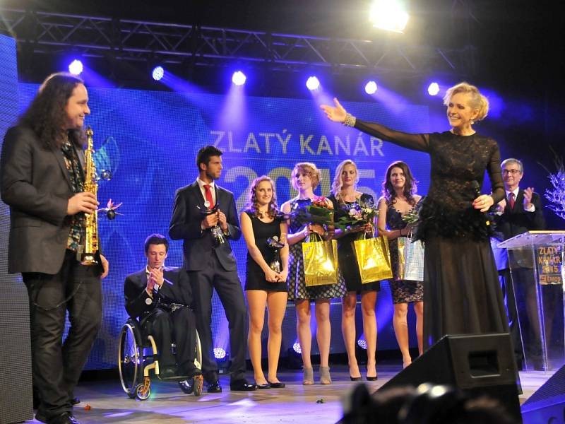 Zlatý kanár 2015 - Helena Vondráčková, v pozadí český fedcupový tým.